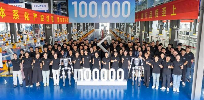 越疆全球协作机器人生产基地第10万台机器人下线，开启智能制造新纪元